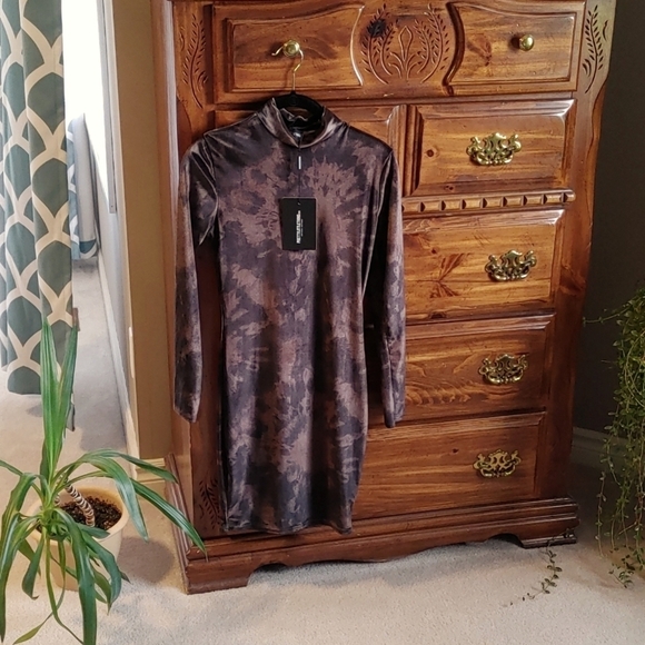 PrettyLittleThing Dresses & Skirts - 🇨🇦 NWT BRONZE TIE DYE VELVET DRESS